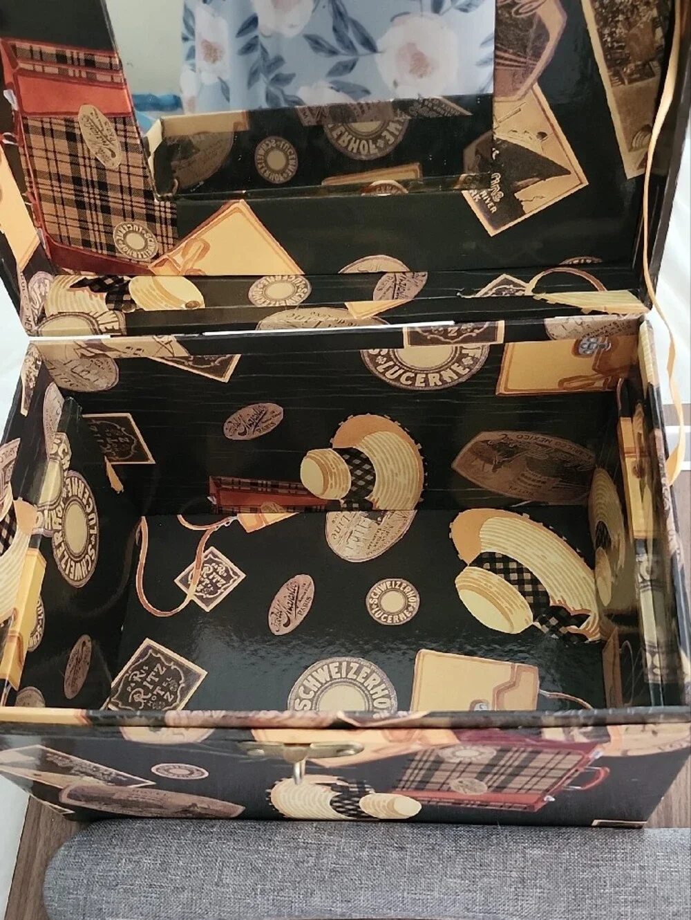 Travel-Themed Jewelry Storage Box in Black and Brown